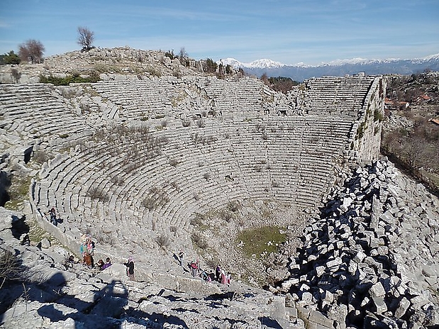 440-Das Theater, zweifellos das eindrucksvollste Bauwerk der Stadt, bot 10.000 Zuschauern Platz. Ein Erdbeben in den 40er Jahren des letzten Jahrhunderts zerstörte das bis dahin weitgehend unzerstört gebliebene Bühnenhaus.