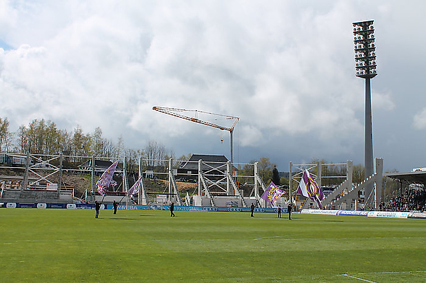 24.4.2016 Zwei Tage vor dem Derby gegen den Chemnitzer FC wurde mit der Montage der Tribünenstufen begonnen werden. Foto: Burg