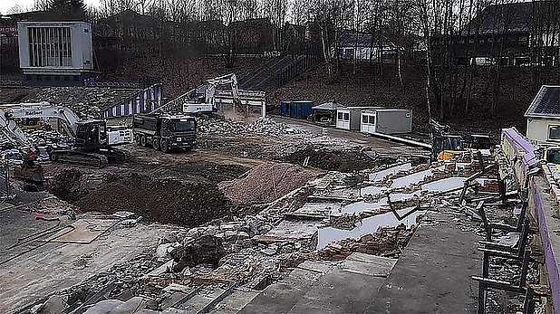 7.1.2016 In den alt Tribünen-Bereichen N, O und P laufen die letzten Arbeiten zum Abtragen des Betons. Foto: FCE