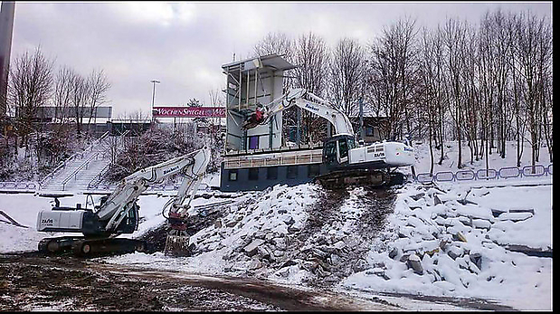 18.1.2016 An diesen Montag wird das Stahlskelett der Anzeigetafel endgültig demontiert. Lediglich das Sockelfundament blieb stehen. Foto: Röckert