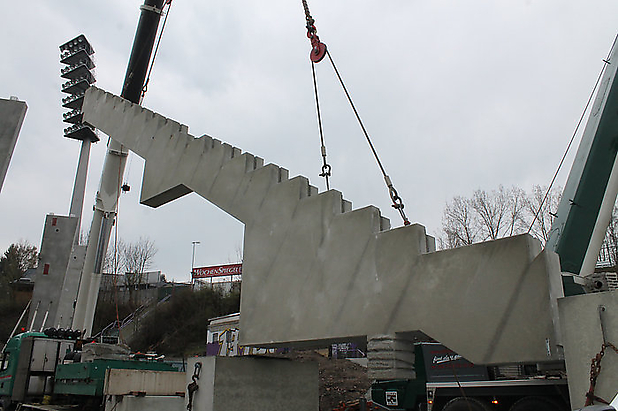 15.4.2016 Alle Fertigteile der Westtribüne müssen an der Turnhalle vorbei und hinter der Haupttribüne entlang auf den Bauplatz transportiert werden. Foto: Seifert
