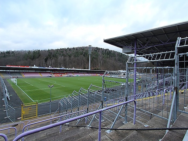 6.12.2015 Verbliebende Rest-Stehplätze (hinter dem Trennzaun) in Block B als Ersatz. Foto: Burg