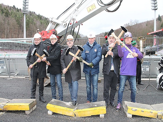 11.12.2015 Offizieller Baustart. Als symbolischer Baustart für das Vorhaben wurden anstatt des üblichen Spatenstichs, Hammerschläge auf ein paar alten Betonstufen aus Block O/P feierlich vollzogen. Foto: Seifert