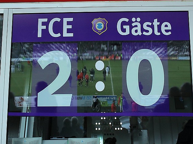 19.12.2015 Zum ersten Mal, beim Spiel gegen Großaspach, bleibt die Anzeigetafel dunkel. Ein Provisorium prangt an der Fensterfront des Sprecherraumes auf der Haupttribüne. Foto: Burg