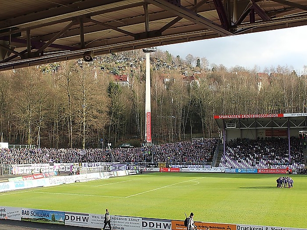 19.12.2015 Spiel gegen Tabellenzweiten Großaspach auf der Stadionbaustelle. Die Auer Fans mußten von ihren alten liebgewordenen Blöcken, die es ja nun nicht mehr gab, in den Gästeblock F/G ziehen. Foto: Burg