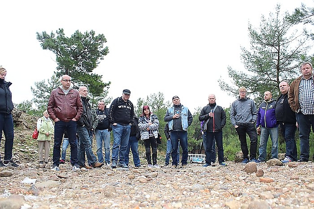 35. Alle lauschen seine Ausführungen