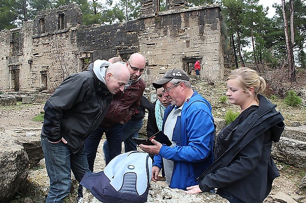 39. Alle wollen Pet beim Geocaching helfen