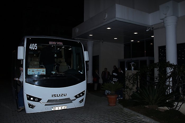 81. der Erste Bus steht bereit zum Flughafen