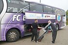 Auch sie sind ganz wichtig. Busfahrer M. Schreier (links) und Mannschaftsbetreuer Zimbo nach dem Spiel